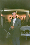 OVI-00000557 koordirigent Cor Klaver in grote zaal Dorpshuis